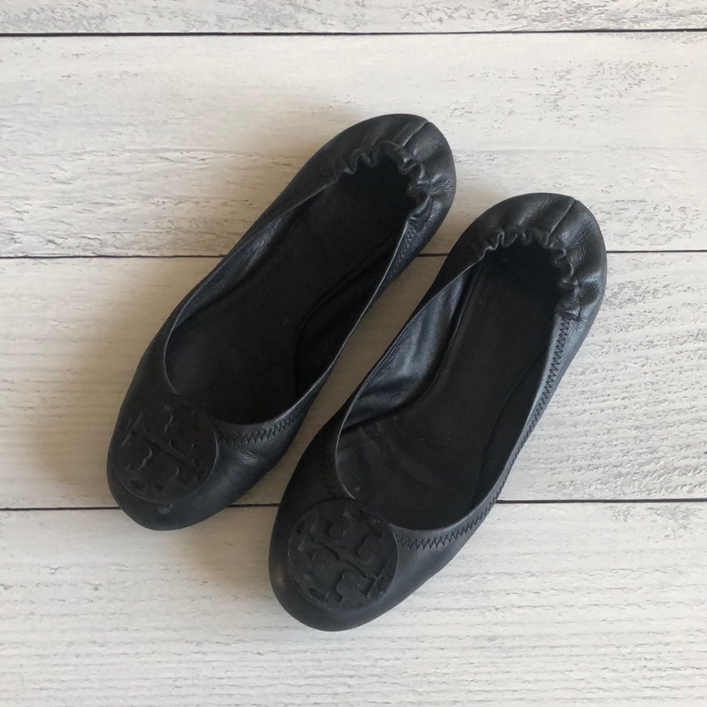 Tory Burch navy blue leather ballet flats …